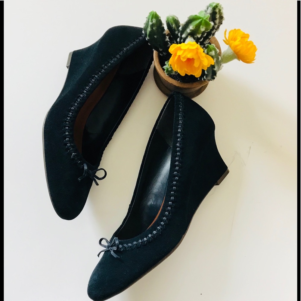 FINAL DAY Etienne Aigner navy kid suede wedge pump